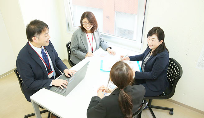 会議室で男女が話している写真