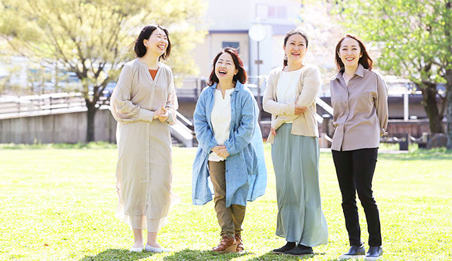 女性が並んでいる写真